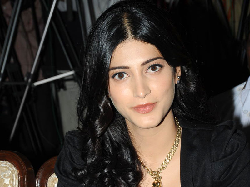 I want to stay away from films with dad: Shruti Hassan